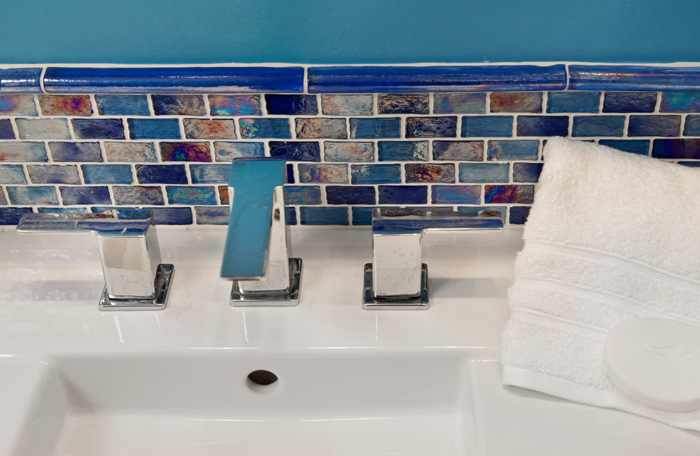 Пример оригинального дизайна: ванная комната среднего размера в стиле неоклассика (современная классика) с плоскими фасадами, темными деревянными фасадами, душем над ванной, унитазом-моноблоком, синей плиткой, стеклянной плиткой, синими стенами, душевой кабиной, столешницей из кварцита, монолитной раковиной, шторкой для ванной, полом из керамогранита и бежевым полом