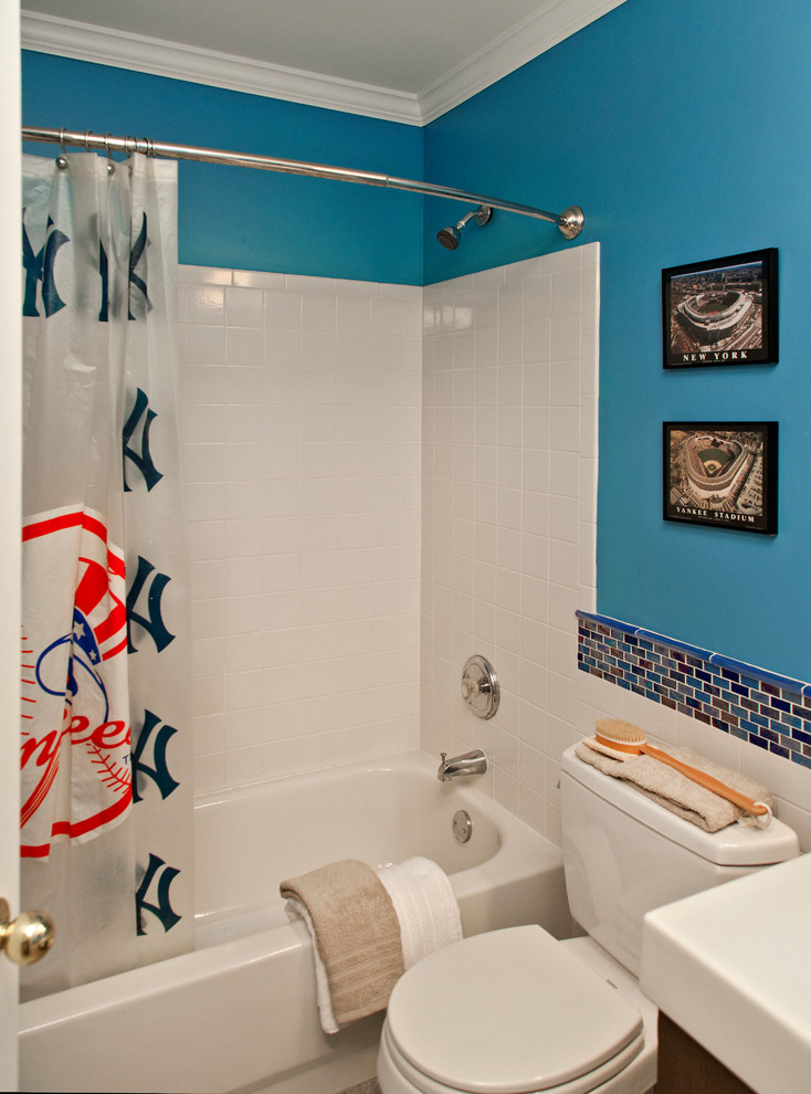 Идея дизайна: ванная комната среднего размера в стиле неоклассика (современная классика) с плоскими фасадами, темными деревянными фасадами, душем над ванной, унитазом-моноблоком, синей плиткой, стеклянной плиткой, синими стенами, душевой кабиной, столешницей из кварцита, монолитной раковиной, шторкой для ванной, полом из керамогранита и бежевым полом