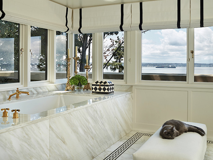Cette photo montre une salle de bain principale éclectique avec une baignoire encastrée, un carrelage noir et blanc, un carrelage de pierre, un mur blanc et un sol en marbre.