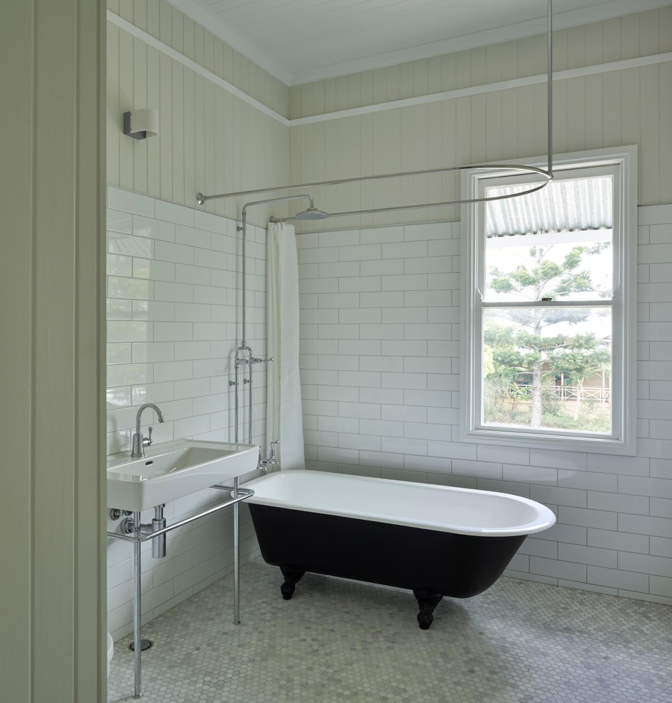 На фото: маленькая главная ванная комната в стиле модернизм с светлыми деревянными фасадами, мраморной столешницей, ванной на ножках, белой плиткой, керамической плиткой, белыми стенами и полом из мозаичной плитки для на участке и в саду с