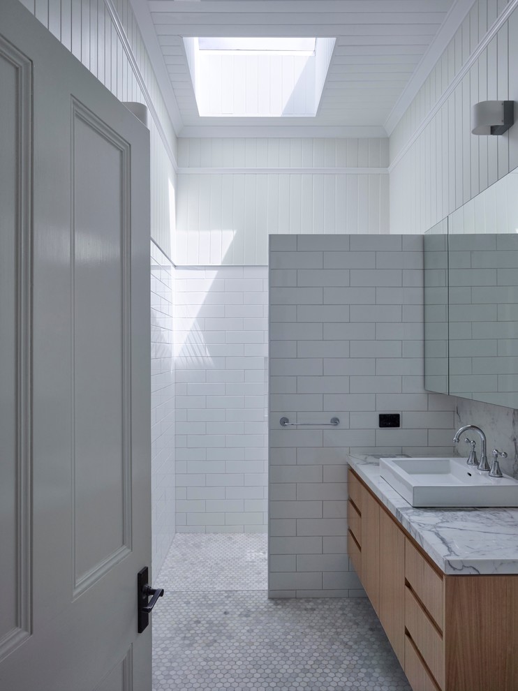 Источник вдохновения для домашнего уюта: маленькая ванная комната в стиле модернизм с светлыми деревянными фасадами, мраморной столешницей, душем в нише, белой плиткой, керамической плиткой, белыми стенами и полом из мозаичной плитки для на участке и в саду