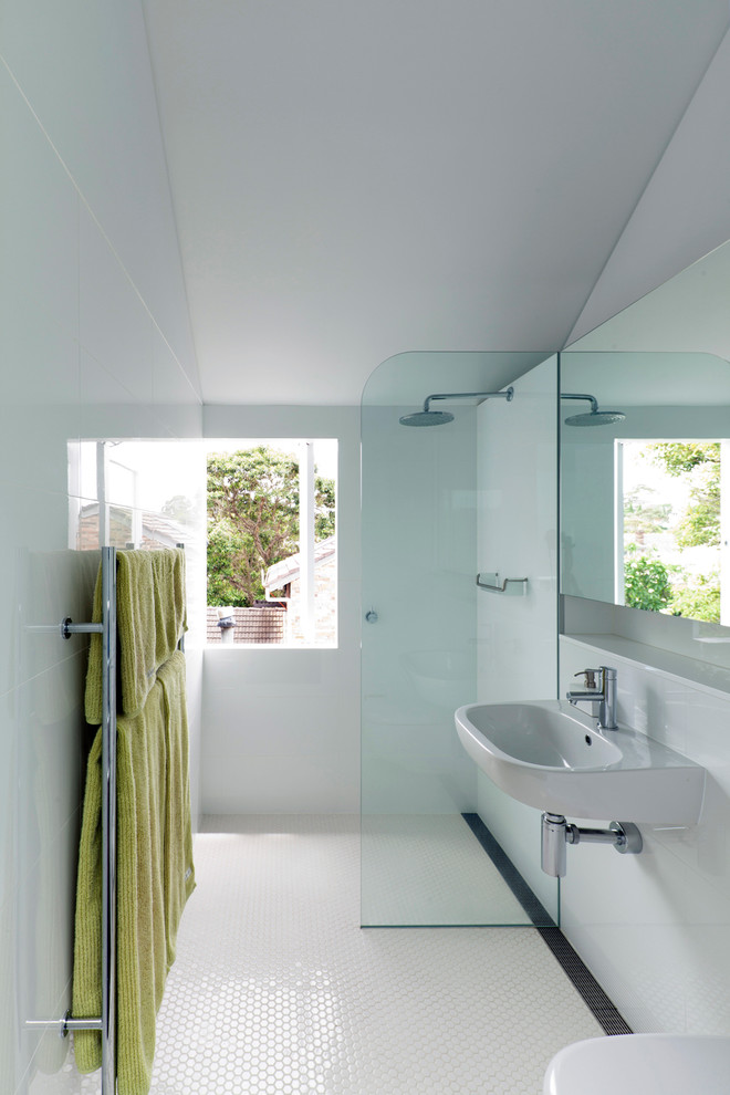 Ispirazione per una stanza da bagno con doccia contemporanea di medie dimensioni con doccia aperta, lavabo sospeso, piastrelle bianche, pareti bianche e doccia aperta
