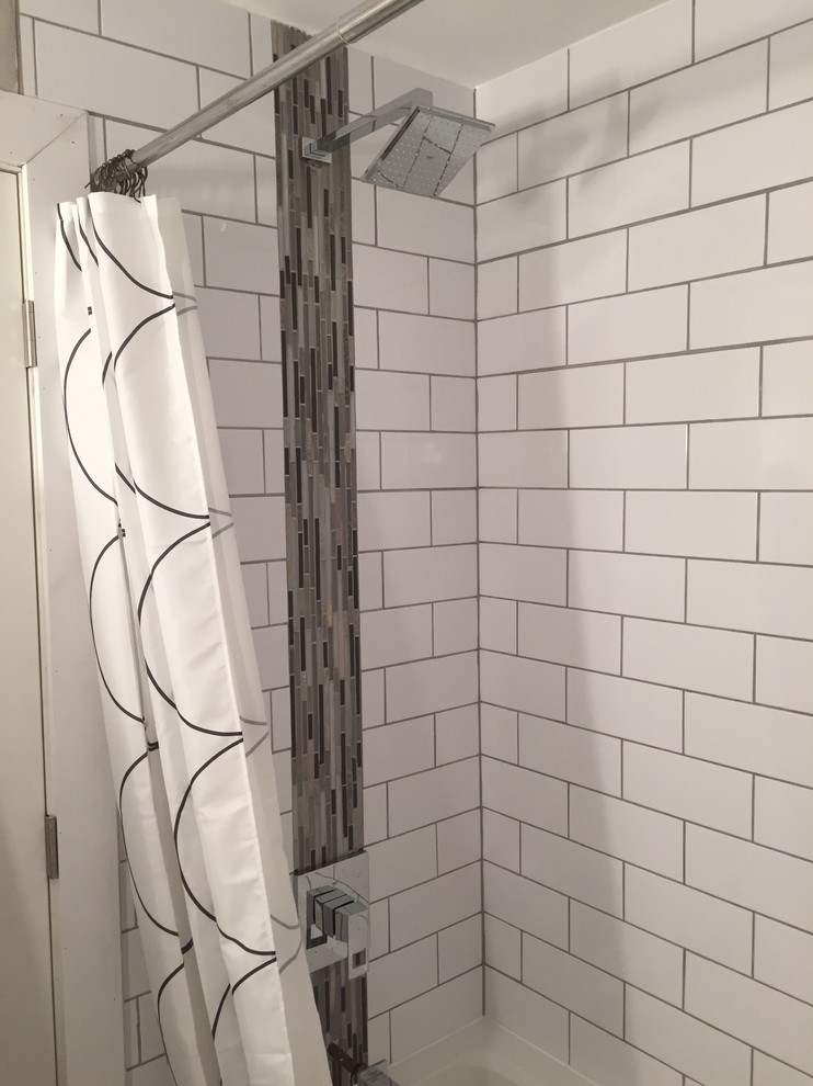 Idéer för att renovera ett vintage badrum, med en dusch i en alkov, flerfärgad kakel, vit kakel, tunnelbanekakel och dusch med duschdraperi