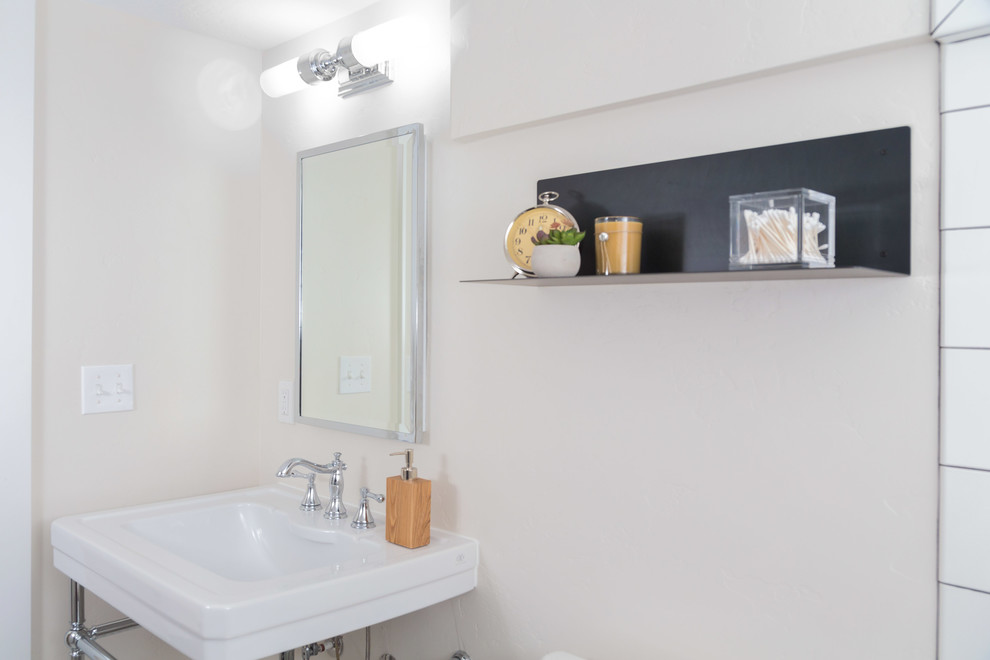 На фото: маленькая ванная комната в современном стиле с ванной в нише, душем над ванной, унитазом-моноблоком, черно-белой плиткой, керамической плиткой, бежевыми стенами, полом из керамогранита, душевой кабиной и раковиной с пьедесталом для на участке и в саду