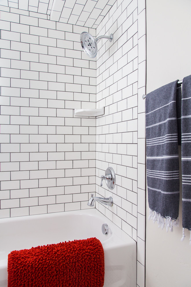 Réalisation d'une petite salle d'eau tradition avec une baignoire en alcôve, un combiné douche/baignoire, WC à poser, un carrelage noir et blanc, des carreaux de céramique, un mur beige, un sol en carrelage de porcelaine et un lavabo de ferme.