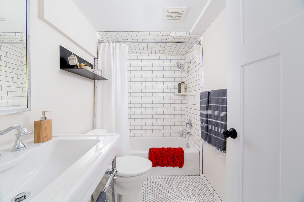 На фото: маленькая ванная комната в стиле неоклассика (современная классика) с ванной в нише, душем над ванной, унитазом-моноблоком, черно-белой плиткой, керамической плиткой, бежевыми стенами, полом из керамогранита, душевой кабиной, раковиной с пьедесталом и открытыми фасадами для на участке и в саду