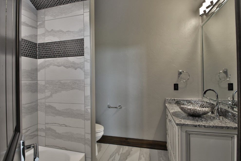 Foto di una grande stanza da bagno con doccia rustica con lavabo a bacinella e top in granito
