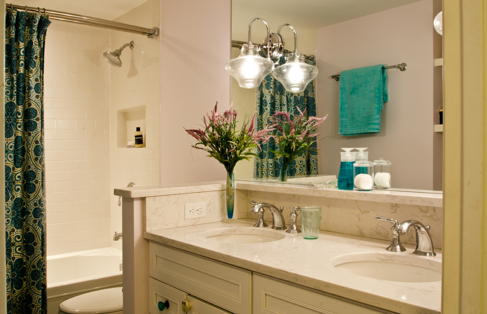 Exemple d'une petite salle de bain chic avec un lavabo encastré, un placard avec porte à panneau encastré, des portes de placard blanches, un plan de toilette en quartz modifié, une baignoire en alcôve, WC séparés, un carrelage blanc, des carreaux de céramique et un mur violet.