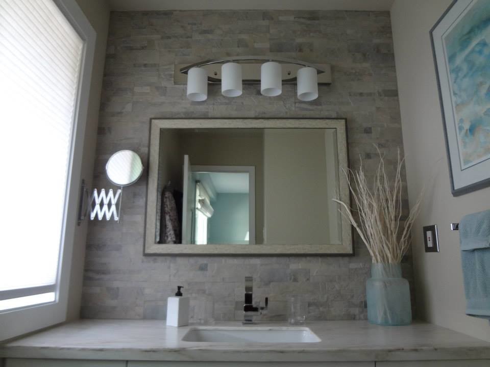 Inspiration för maritima badrum med dusch, med vita skåp, stenkakel, grå väggar, ett undermonterad handfat, bänkskiva i akrylsten, luckor med infälld panel, grå kakel, klinkergolv i keramik och grått golv
