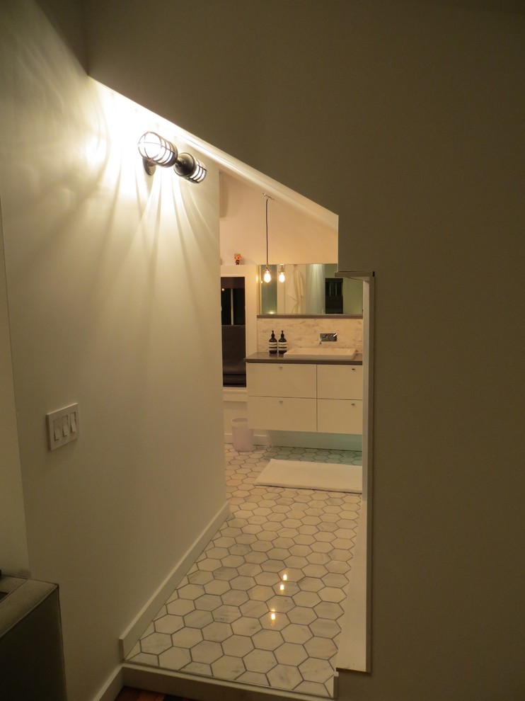 Пример оригинального дизайна: маленькая главная ванная комната в стиле модернизм с накладной раковиной, плоскими фасадами, белыми фасадами, столешницей из искусственного камня, белой плиткой, каменной плиткой, белыми стенами и мраморным полом для на участке и в саду