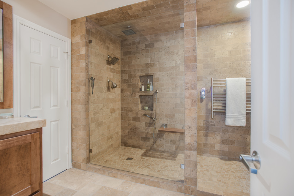 Esempio di una piccola sauna design con lavabo integrato, ante in stile shaker, ante in legno chiaro, top in marmo, WC monopezzo, piastrelle beige, piastrelle in pietra, pareti beige e pavimento in travertino