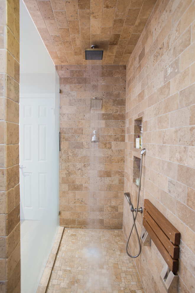 Esempio di una piccola sauna minimal con lavabo integrato, ante in stile shaker, ante in legno chiaro, top in marmo, WC monopezzo, piastrelle beige, piastrelle in pietra, pareti beige e pavimento in travertino