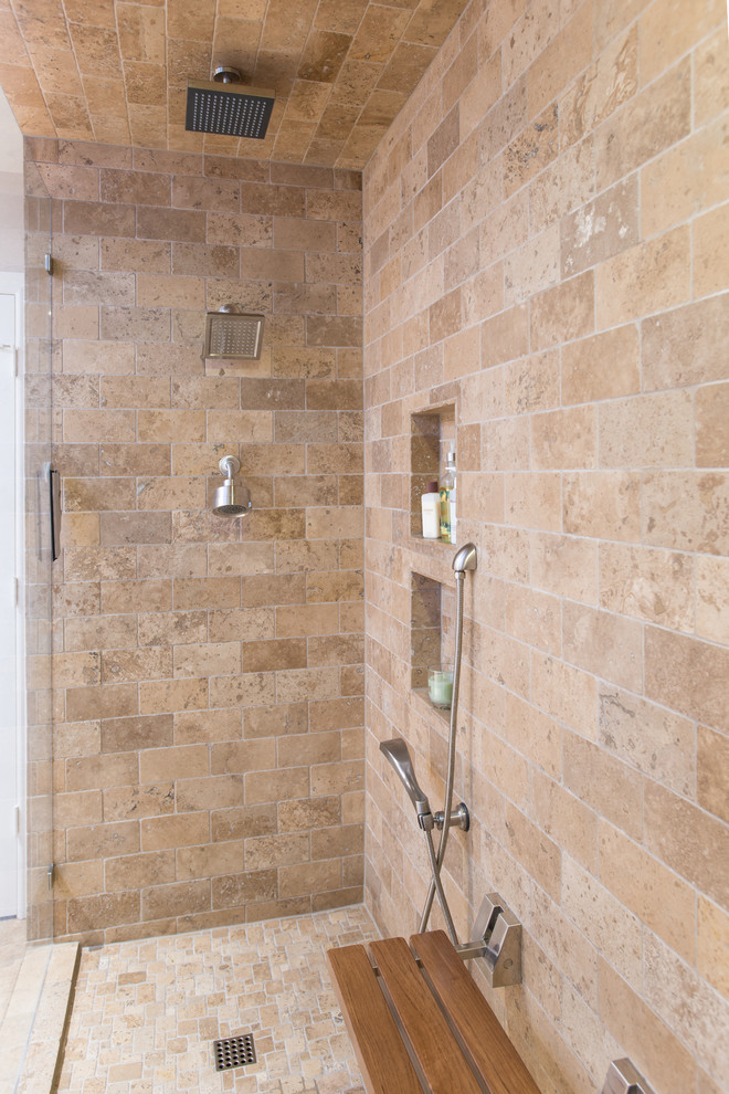 Cette image montre une petite salle de bain design en bois clair avec un lavabo intégré, un placard à porte shaker, un plan de toilette en marbre, WC à poser, un carrelage beige, un carrelage de pierre, un mur beige et un sol en travertin.