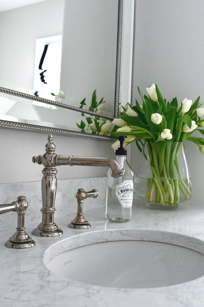 Modelo de cuarto de baño clásico con baldosas y/o azulejos grises y encimeras blancas