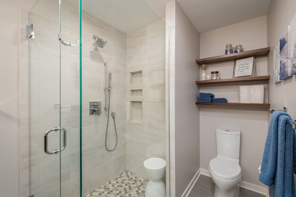 Esempio di una stanza da bagno padronale minimalista di medie dimensioni con ante lisce, ante in legno scuro, due lavabi e mobile bagno incassato