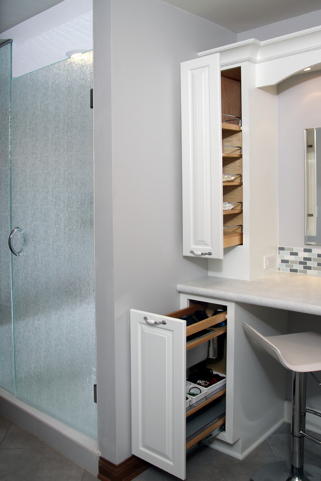 Ejemplo de cuarto de baño contemporáneo con lavabo encastrado, ducha empotrada, armarios con paneles con relieve, puertas de armario blancas, encimera de granito, baldosas y/o azulejos grises, paredes grises y suelo de baldosas de porcelana