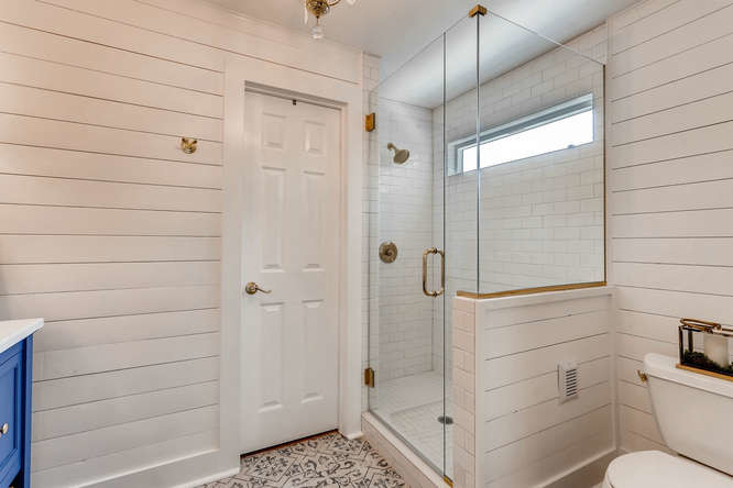 Идея дизайна: главная ванная комната среднего размера в стиле кантри с фасадами в стиле шейкер, синими фасадами, душем в нише, унитазом-моноблоком, белой плиткой, керамической плиткой, белыми стенами, полом из цементной плитки, накладной раковиной, столешницей из кварцита и душем с распашными дверями