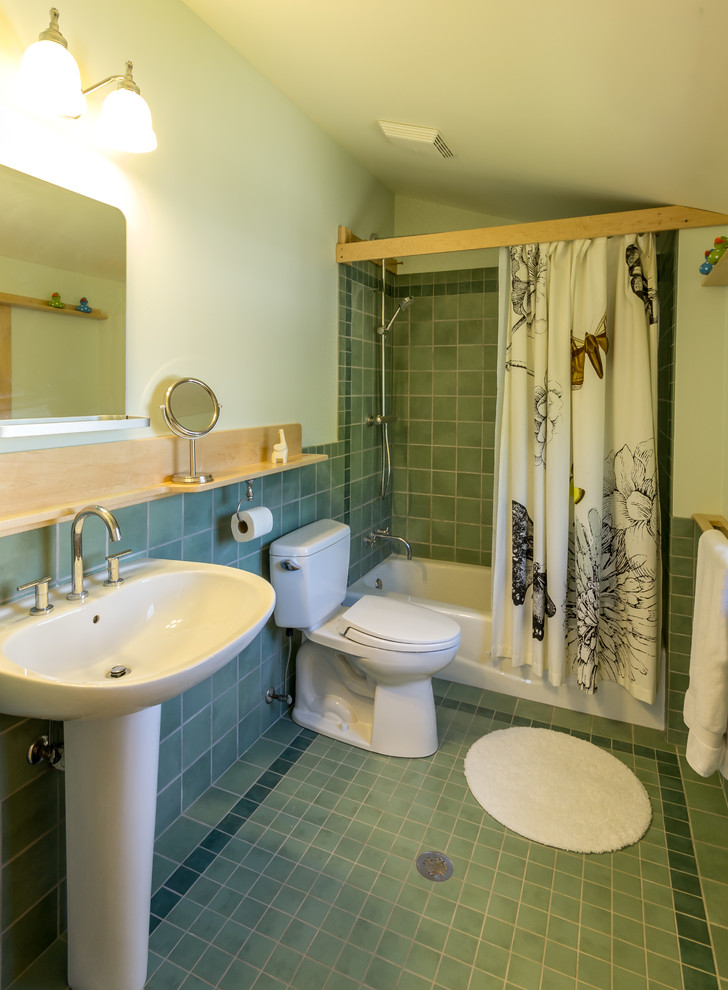 Пример оригинального дизайна: главная ванная комната среднего размера, в белых тонах с отделкой деревом: освещение в стиле фьюжн с унитазом-моноблоком, керамической плиткой, белыми стенами, полом из керамической плитки, раковиной с пьедесталом, зеленым полом, шторкой для ванной, накладной ванной, душем над ванной, зеленой плиткой, столешницей из дерева, коричневой столешницей, тумбой под одну раковину, напольной тумбой, потолком с обоями и обоями на стенах
