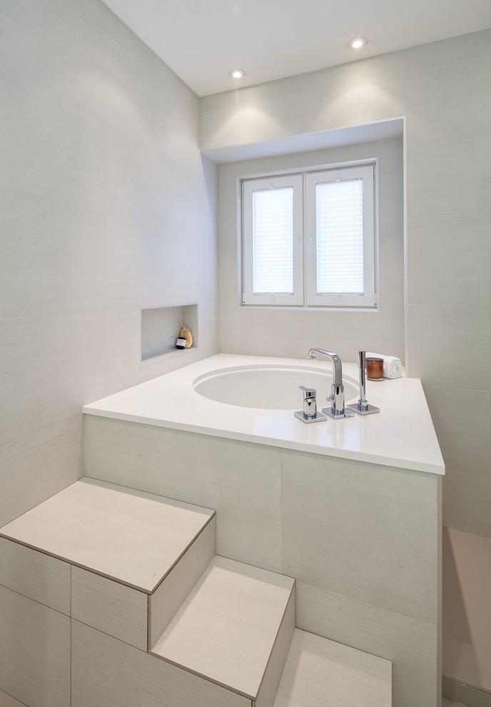 Diseño de cuarto de baño principal moderno grande con lavabo de seno grande, bañera japonesa, baldosas y/o azulejos beige, baldosas y/o azulejos de porcelana, paredes blancas y suelo de baldosas de porcelana