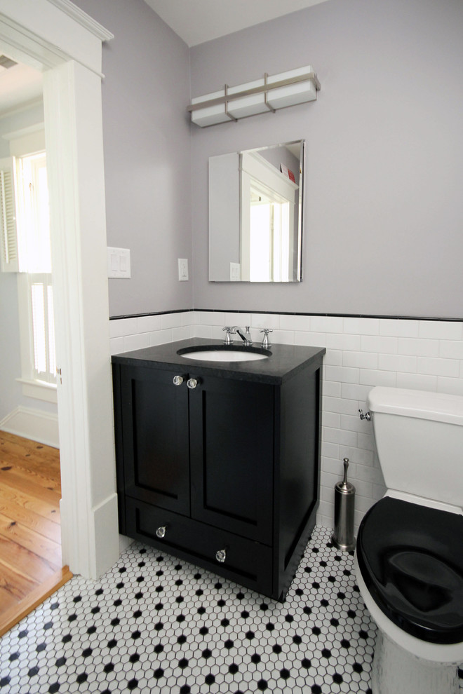 Idéer för att renovera ett vintage badrum, med skåp i shakerstil, svarta skåp, en dusch i en alkov, svart och vit kakel, tunnelbanekakel, lila väggar, klinkergolv i porslin, ett undermonterad handfat och granitbänkskiva