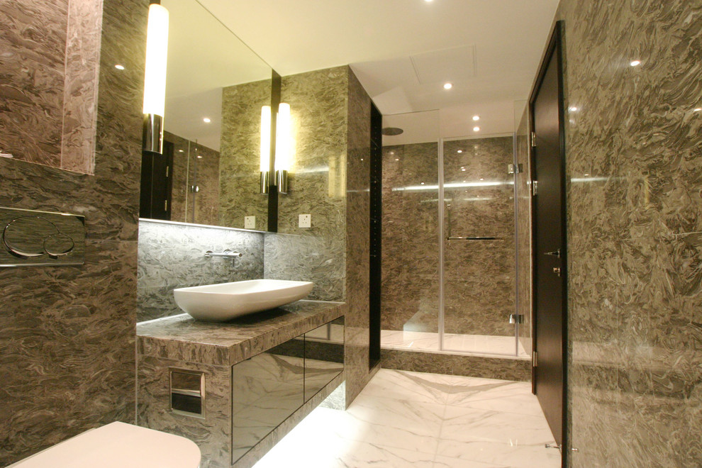 Immagine di una stanza da bagno minimalista con lavabo a bacinella