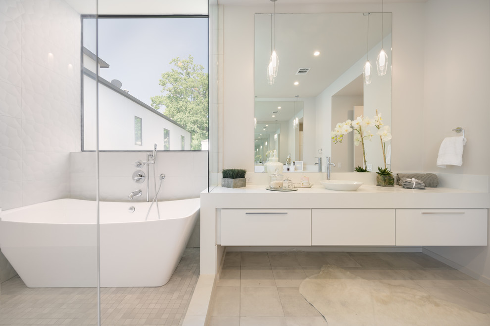 Пример оригинального дизайна: ванная комната в современном стиле с белыми фасадами, отдельно стоящей ванной, душем в нише, черно-белой плиткой, белыми стенами, бетонным полом, накладной раковиной, серым полом, открытым душем, белой столешницей и плоскими фасадами
