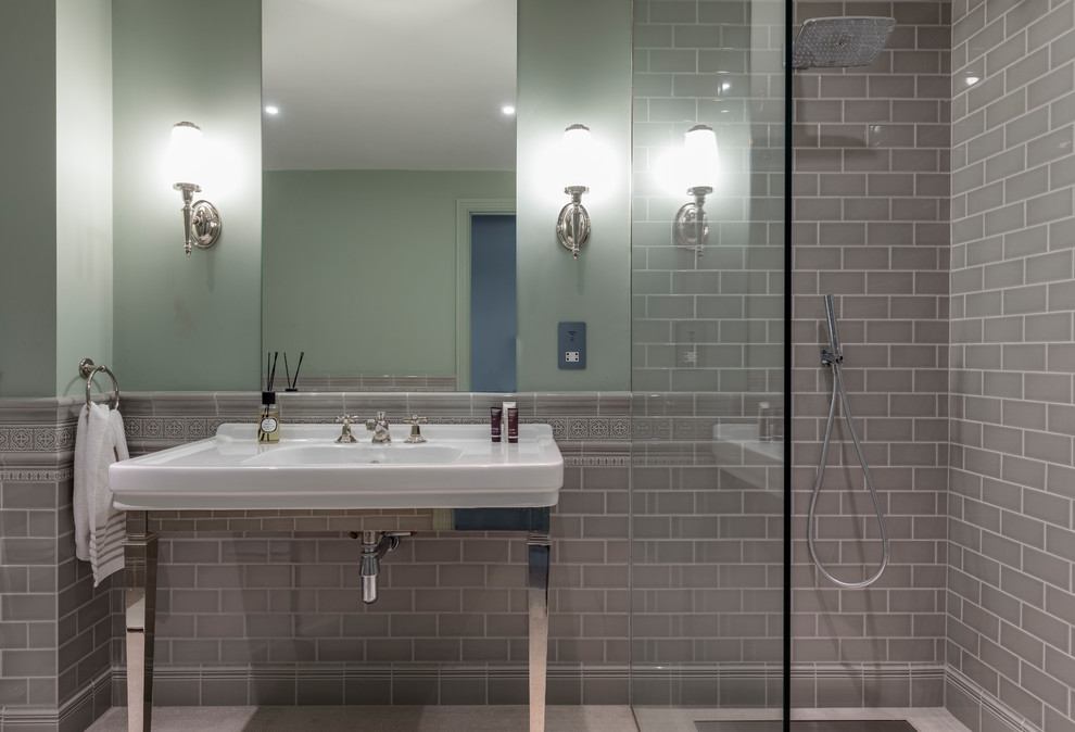 Modelo de cuarto de baño tradicional renovado de tamaño medio con baldosas y/o azulejos grises, baldosas y/o azulejos de cemento, paredes verdes y lavabo tipo consola