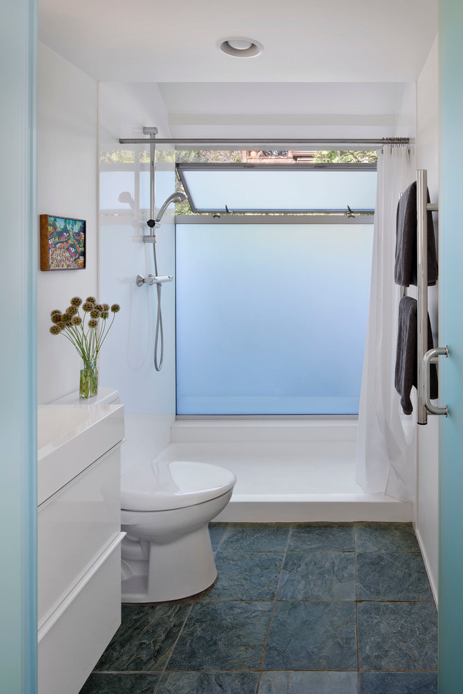 Foto de cuarto de baño contemporáneo pequeño con baldosas y/o azulejos de piedra