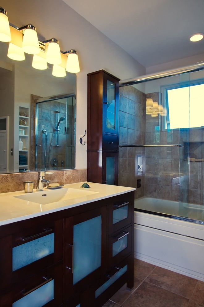Modern inredning av ett mellanstort badrum med dusch, med luckor med glaspanel, skåp i mörkt trä, ett badkar i en alkov, en dusch/badkar-kombination, brun kakel, keramikplattor, vita väggar, klinkergolv i keramik, ett integrerad handfat, bänkskiva i kvarts, brunt golv och dusch med skjutdörr