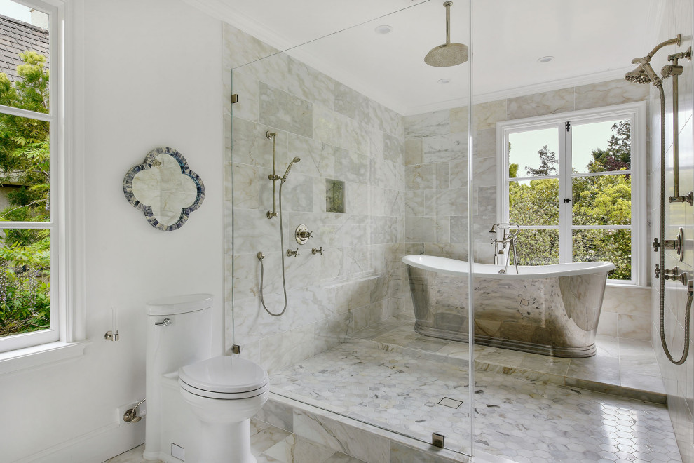 Réalisation d'une grande salle de bain principale méditerranéenne avec un espace douche bain, WC à poser, un carrelage gris, des carreaux de porcelaine, un mur blanc, un sol en carrelage de porcelaine, un sol gris, aucune cabine et une niche.