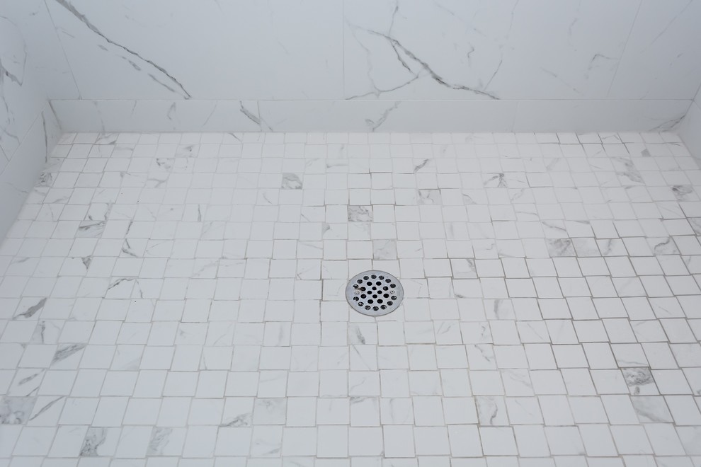 Bild på ett litet funkis en-suite badrum, med en dusch i en alkov, vit kakel, porslinskakel, grå väggar, klinkergolv i porslin, vitt golv och dusch med gångjärnsdörr