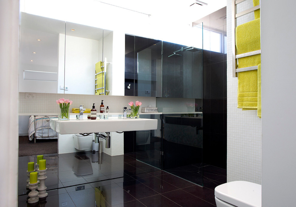 Foto de cuarto de baño principal actual pequeño con lavabo suspendido, armarios con paneles lisos y paredes blancas