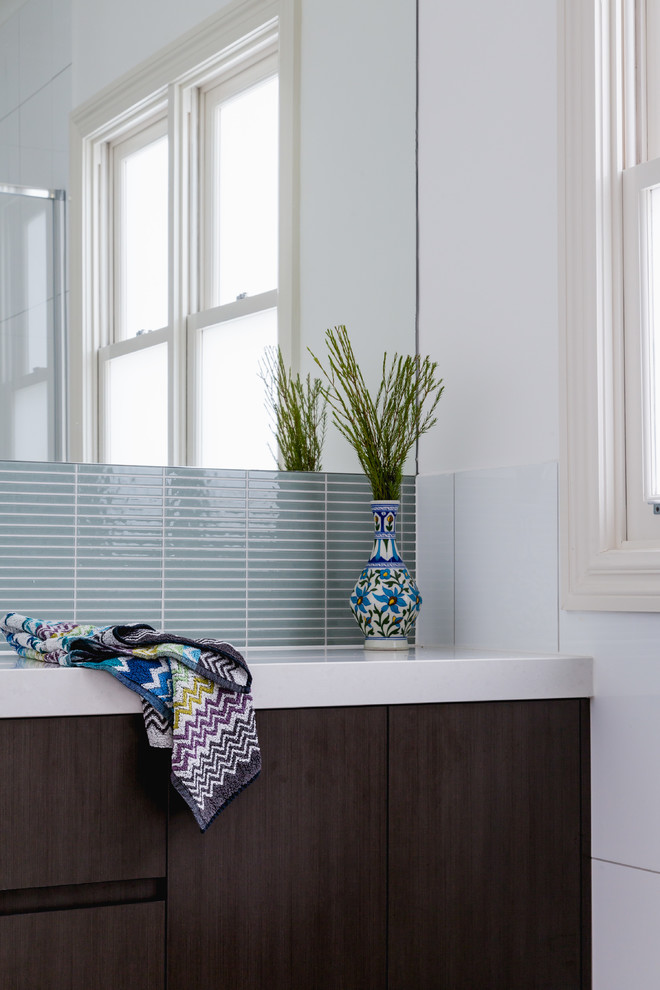 Inspiration pour une salle de bain principale minimaliste en bois foncé de taille moyenne avec un carrelage bleu, un carrelage en pâte de verre et un mur blanc.