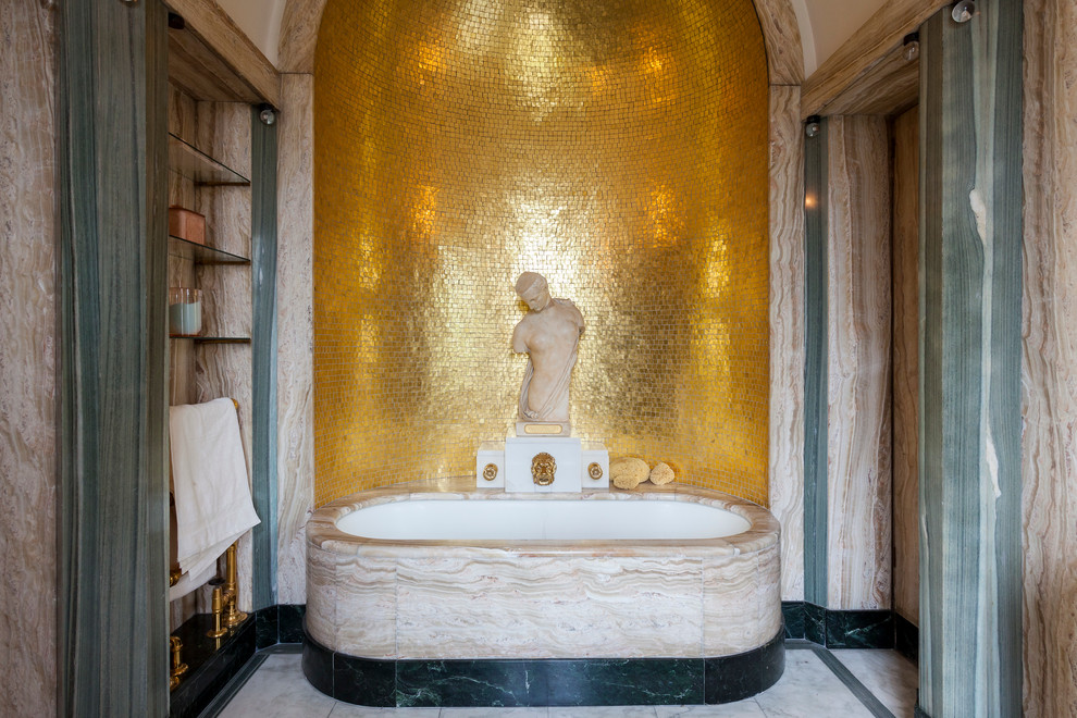 Стильный дизайн: главная ванная комната в викторианском стиле с полновстраиваемой ванной, металлической плиткой и открытыми фасадами - последний тренд