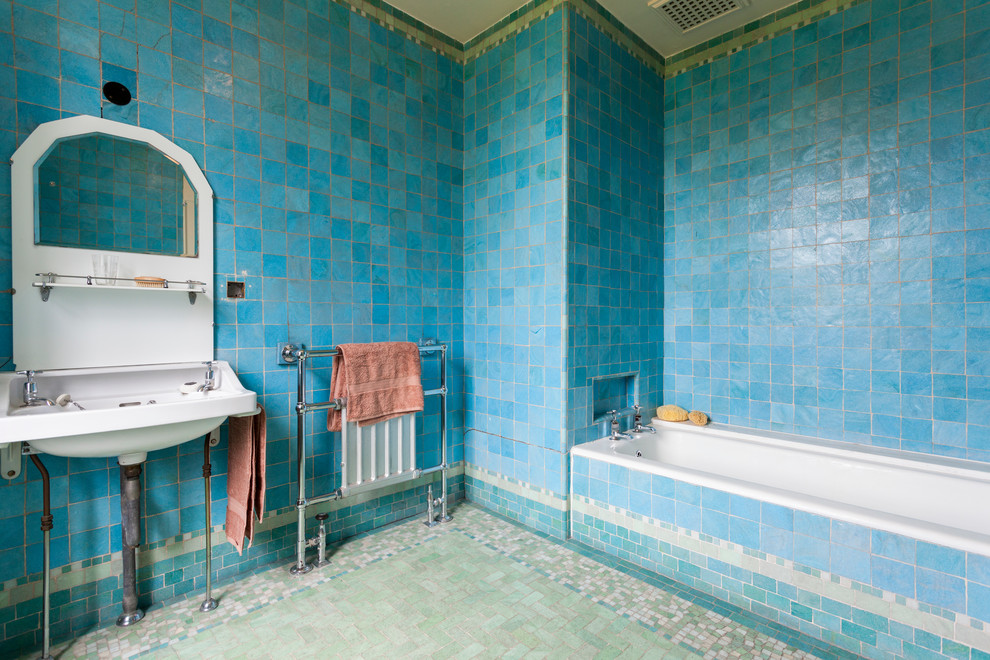 На фото: ванная комната в викторианском стиле с раковиной с пьедесталом, ванной в нише и синими стенами