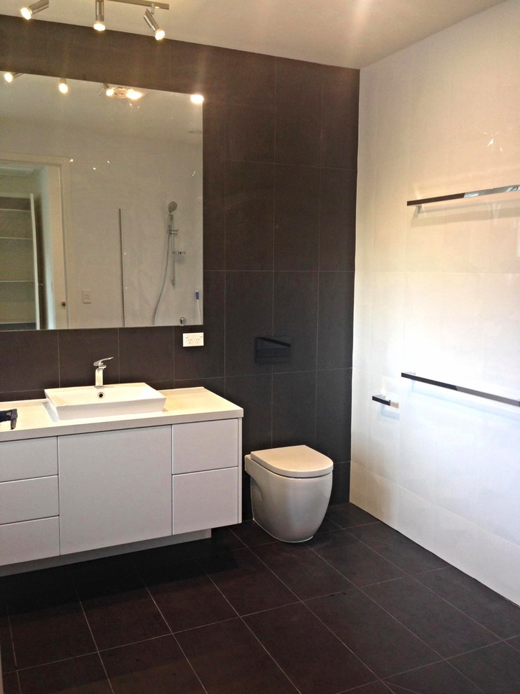 Foto di una grande stanza da bagno padronale minimalista con WC monopezzo, pavimento con piastrelle in ceramica e vasca freestanding