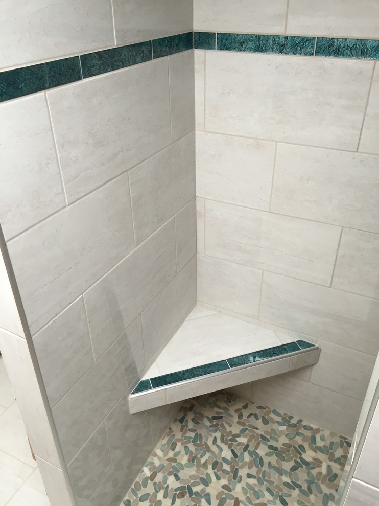 Mittelgroßes Modernes Badezimmer En Suite mit offener Dusche, weißen Fliesen, Porzellanfliesen, weißer Wandfarbe und Kiesel-Bodenfliesen in Sonstige