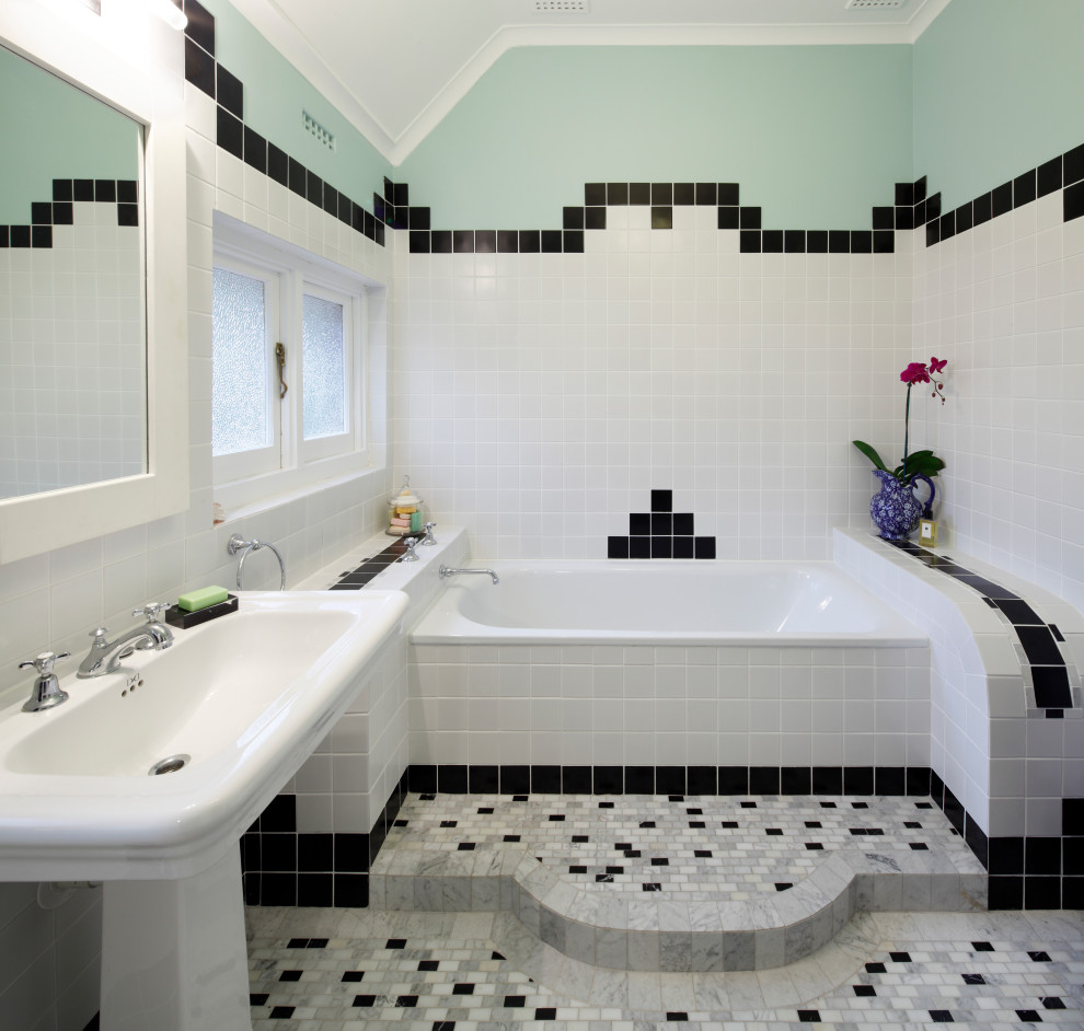 Идея дизайна: главная ванная комната среднего размера в классическом стиле с накладной ванной, раздельным унитазом, белой плиткой, керамической плиткой, белыми стенами, мраморным полом, раковиной с пьедесталом, белым полом, душем с распашными дверями, тумбой под одну раковину и напольной тумбой