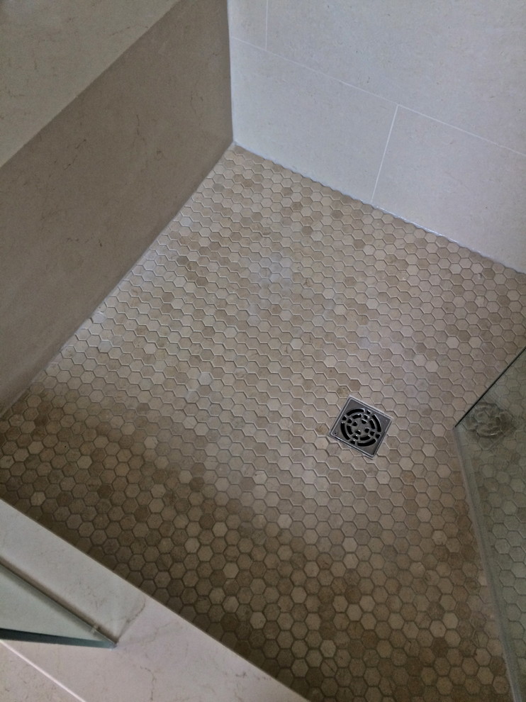 Ispirazione per una stanza da bagno classica con piastrelle beige, piastrelle a mosaico, pareti beige e pavimento con piastrelle a mosaico