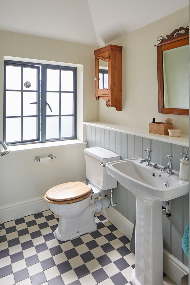 Example of an eclectic bathroom design in Oxfordshire