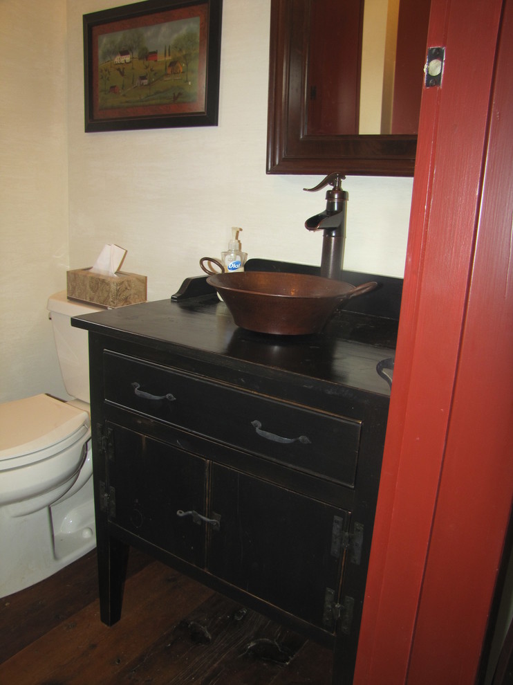 Immagine di una stanza da bagno country di medie dimensioni con consolle stile comò, ante con finitura invecchiata e top in legno
