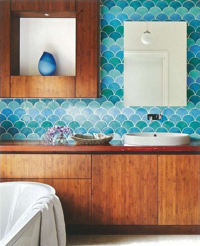 Свежая идея для дизайна: главная ванная комната среднего размера в современном стиле с отдельно стоящей ванной, плиткой мозаикой, настольной раковиной, столешницей из дерева, разноцветной плиткой и полом из известняка - отличное фото интерьера