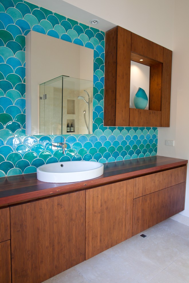 Идея дизайна: ванная комната в современном стиле с настольной раковиной и столешницей из дерева