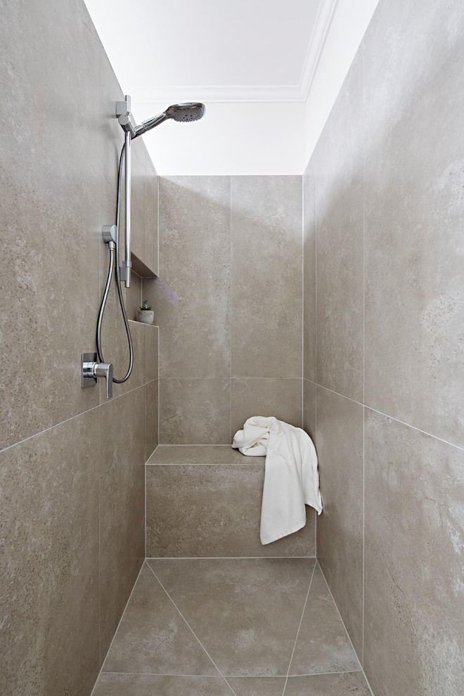 Inredning av ett maritimt mellanstort vit vitt en-suite badrum, med luckor med profilerade fronter, skåp i ljust trä, en dusch i en alkov, en vägghängd toalettstol, flerfärgad kakel, stenhäll, flerfärgade väggar, ett fristående handfat, marmorbänkskiva och med dusch som är öppen