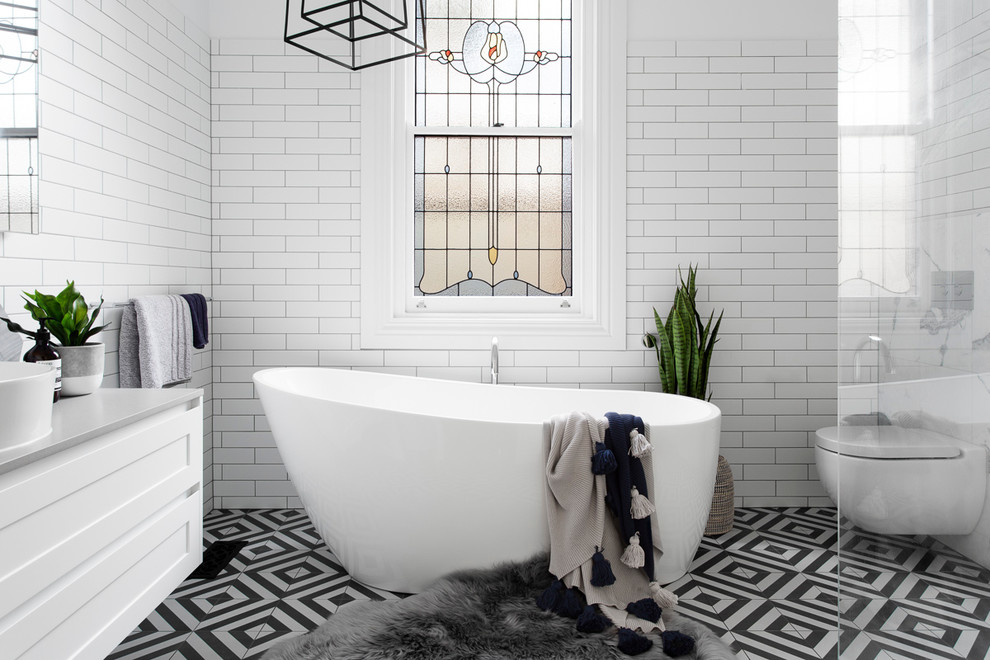 На фото: ванная комната в стиле неоклассика (современная классика) с акцентной стеной с
