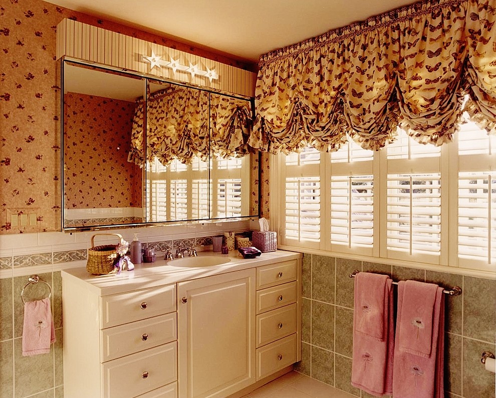 Ejemplo de cuarto de baño ecléctico con armarios con paneles con relieve, puertas de armario blancas y baldosas y/o azulejos grises