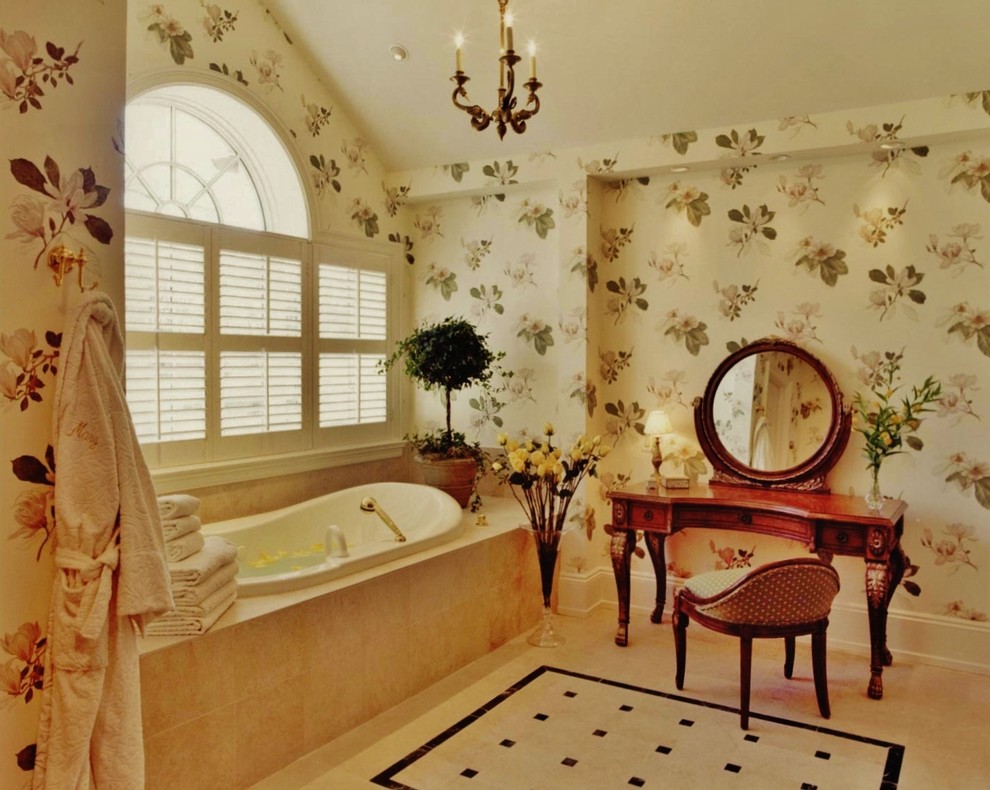 Exemple d'une salle de bain chic avec une baignoire posée et un carrelage beige.