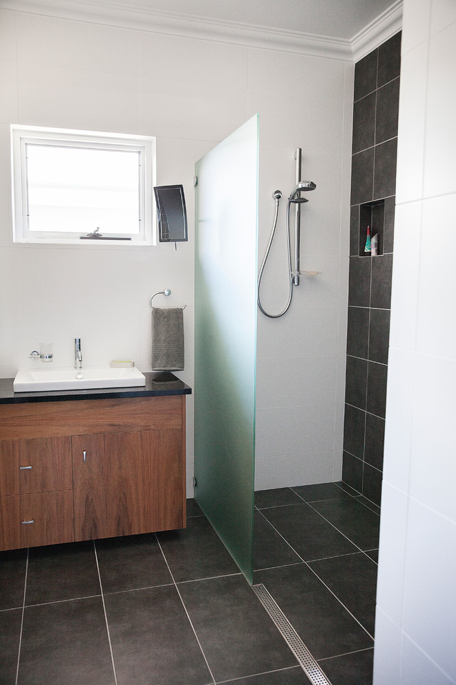 Свежая идея для дизайна: ванная комната в современном стиле с накладной раковиной, открытым душем, черной плиткой и белыми стенами - отличное фото интерьера