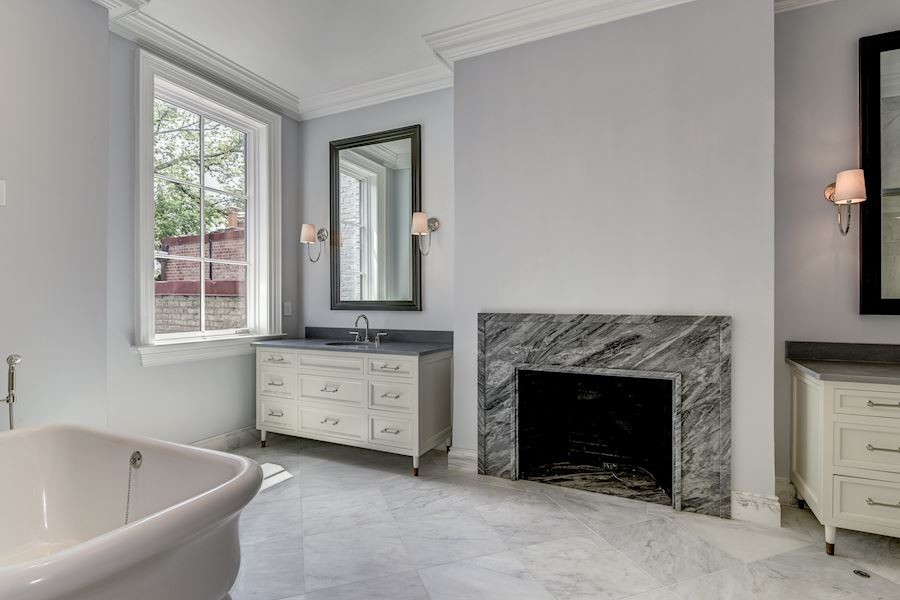 Großes Klassisches Badezimmer En Suite mit verzierten Schränken, weißen Schränken, freistehender Badewanne, grauer Wandfarbe, Marmorboden, Unterbauwaschbecken und grauem Boden in Washington, D.C.