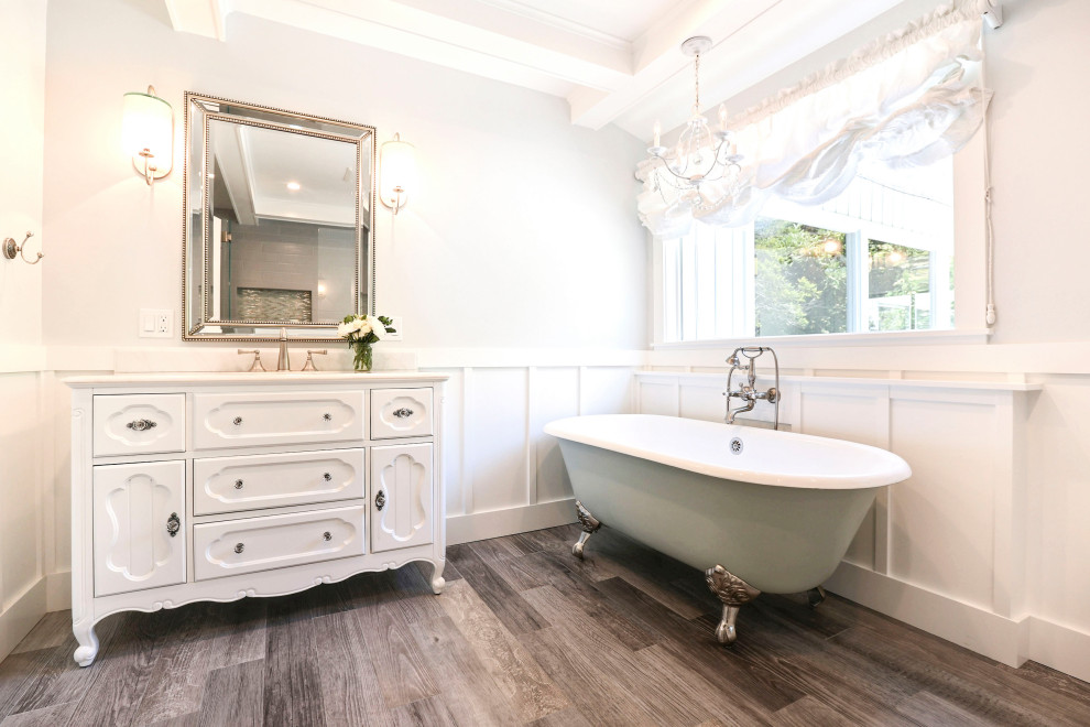 Idéer för vintage vitt en-suite badrum, med luckor med infälld panel, vita skåp, ett badkar med tassar, en dusch i en alkov, vita väggar, ett undermonterad handfat, brunt golv och dusch med gångjärnsdörr